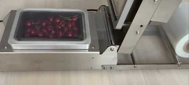 Как происходит запайка лотков вакуумной пленкой